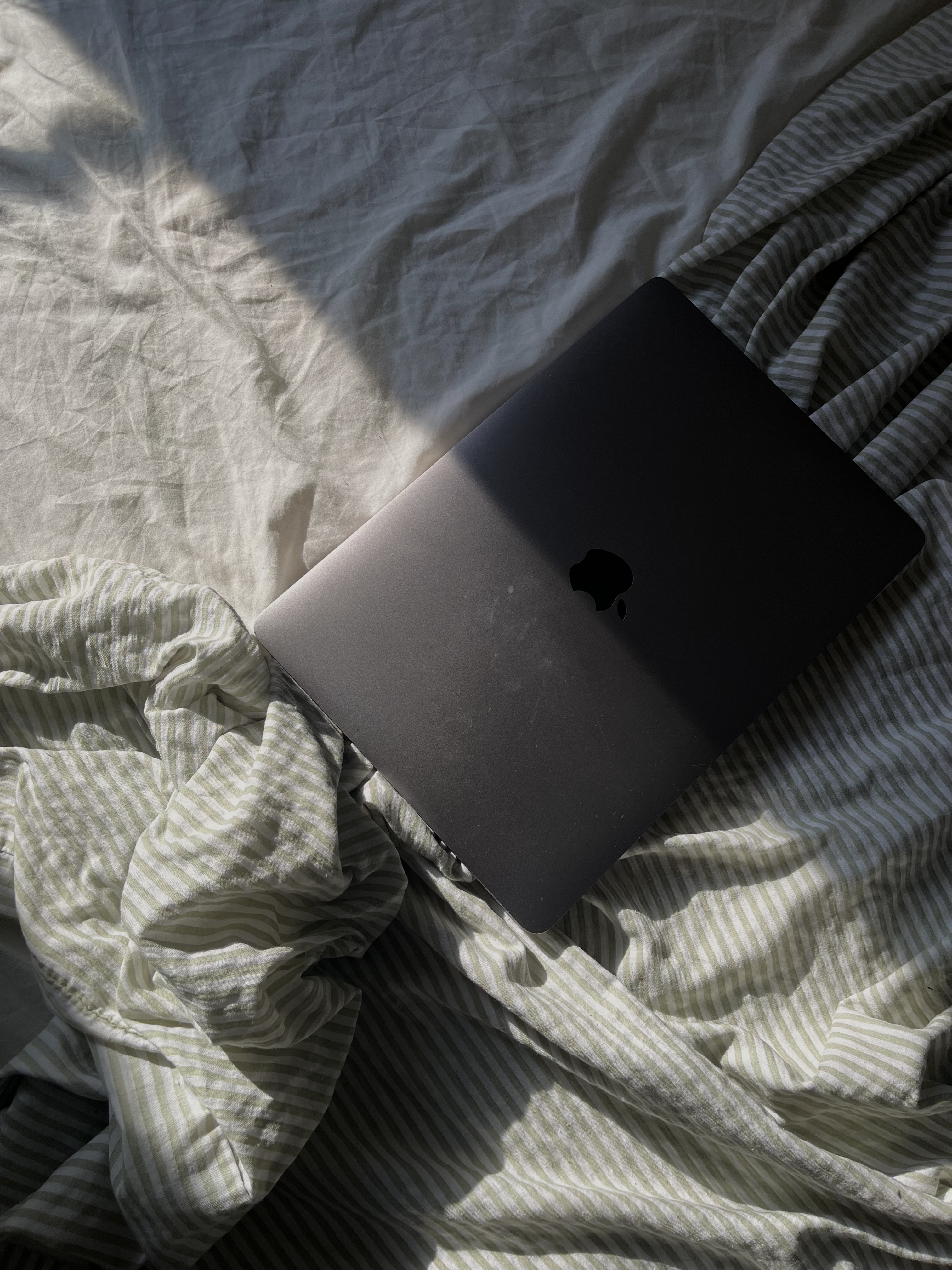 macbook-on-a-bed